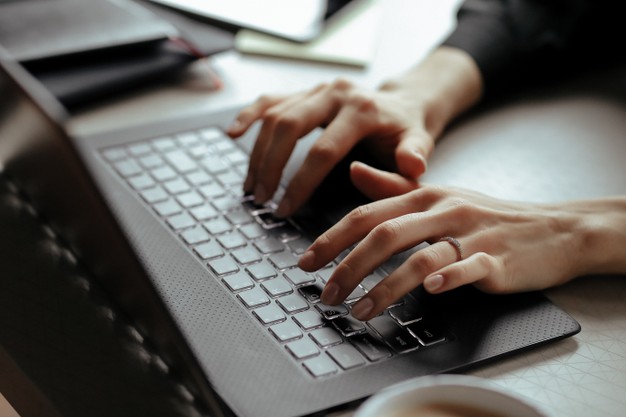ฝันเห็นช้าง 1 ตัว 3 beautiful young woman home office working from home teleworking concept 144627 46787 1