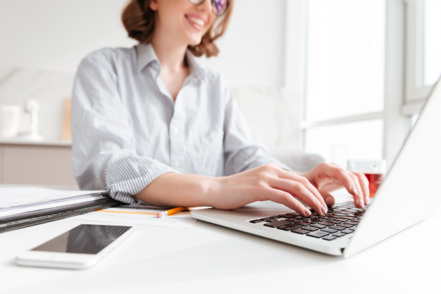 ฝันเห็นเต่า 3 brunette woman typing email laptop computer while sitting home selective focus hand 171337 13093